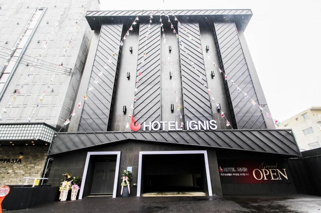 un hotel con un cartel en la parte delantera de un edificio en Ignis hotel, en Yangsan