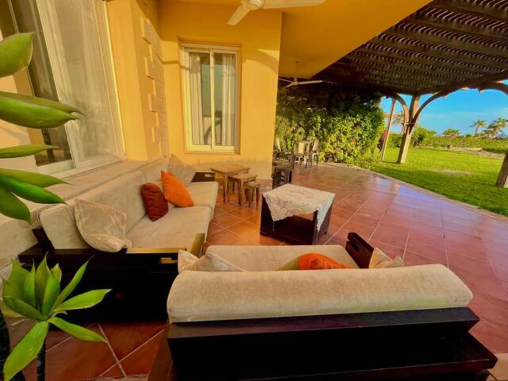 O zonă de relaxare la 5BR Villa Private Garden & Beach Access in Ain EL Sokhna