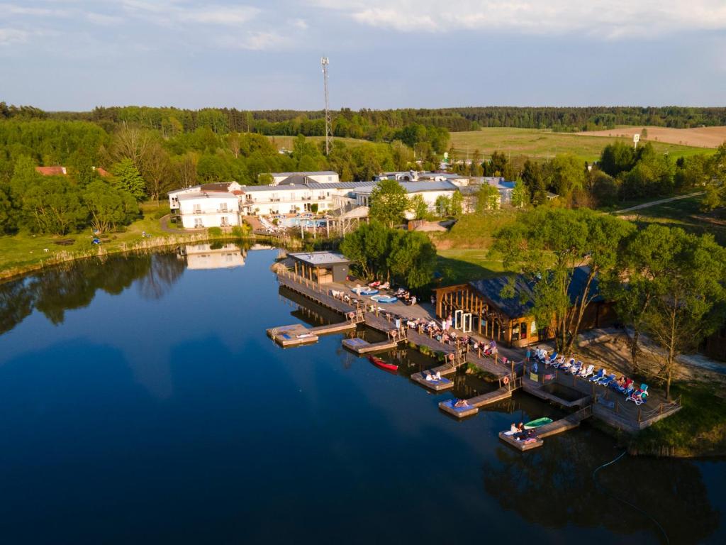 uma vista aérea de um resort sobre um rio em Hotel Azzun Orient SPA&Wellness em Kromerowo