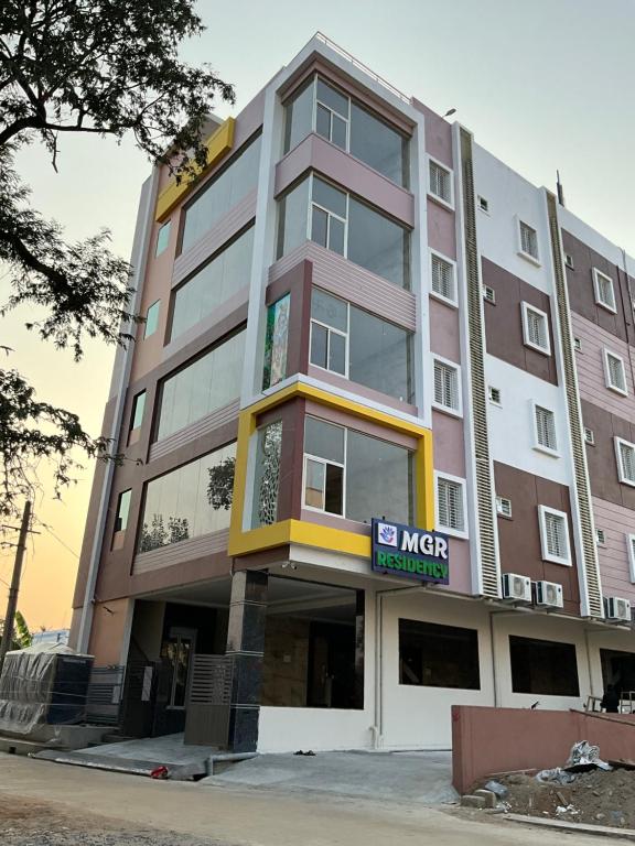 un edificio con un cartel en la parte delantera en MGR RESIDENCY, en Srikalahasti