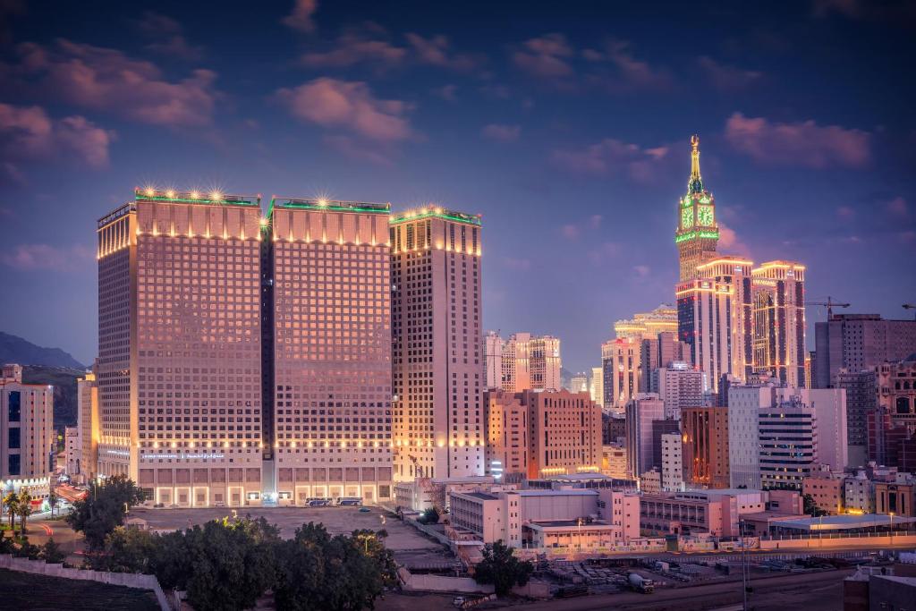 uitzicht op een grote stad 's nachts bij Al Kiswah Towers Hotel in Mekka