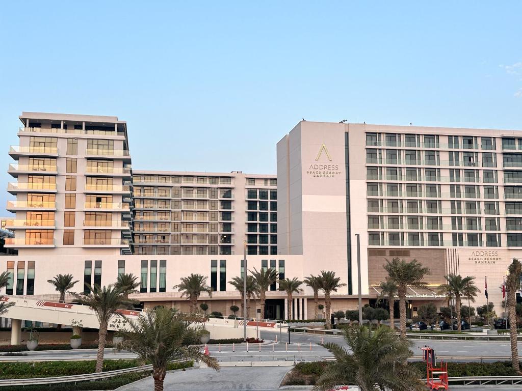 widok na mgm grand hotel i kasyno w obiekcie Address Beach Resort Residence Bahrain w mieście Manama