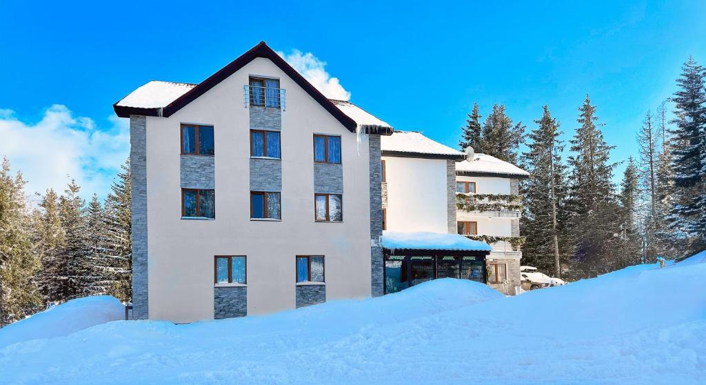 un edificio con nieve delante en Pipash, en Dragobrat