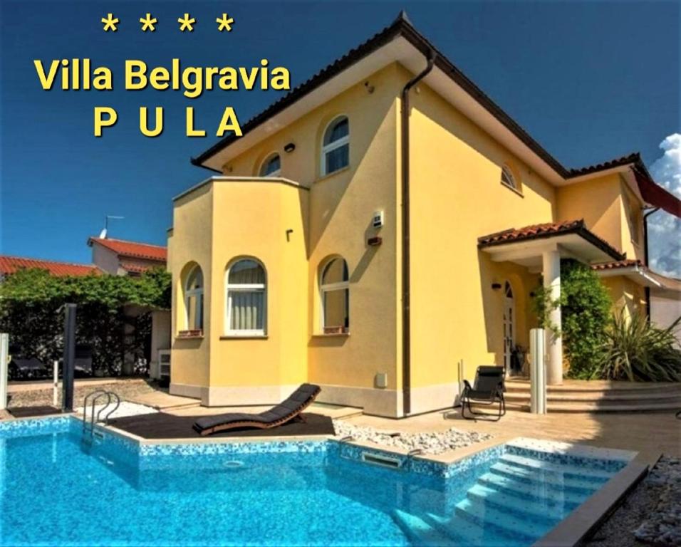 een villa met een zwembad voor een huis bij Villa Belgravia in Pula