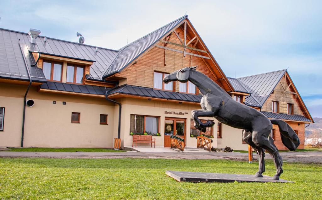 una estatua de un caballo delante de una casa en Hotel Rozálka en Pezinok