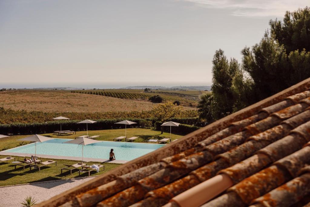 - une vue sur la piscine depuis le toit d'une maison dans l'établissement Masseria del Carboj, à Menfi