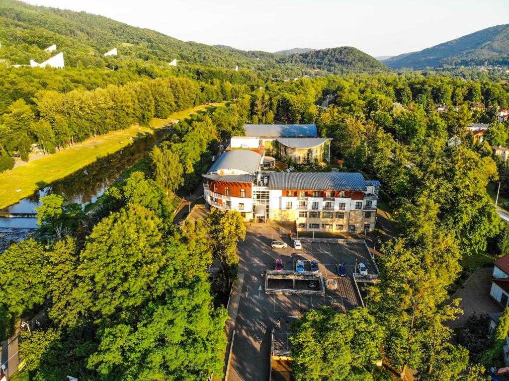 uma vista aérea de um edifício no meio de uma floresta em Hotel Olympic em Ustroń