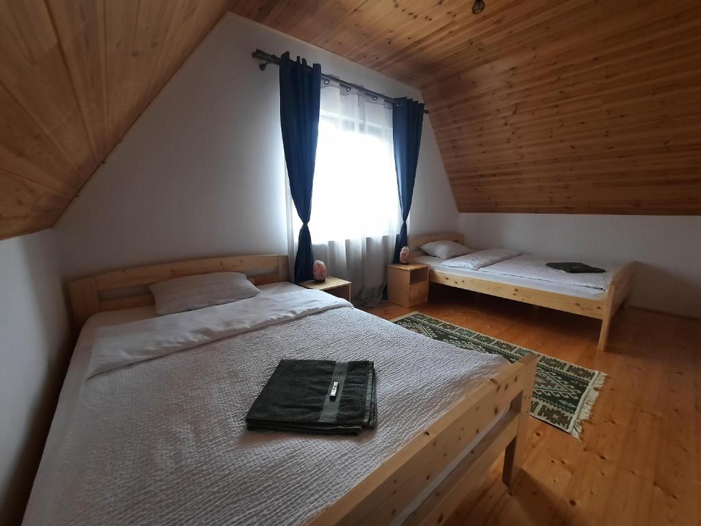 um quarto com uma cama e uma janela em Zöld Tulipán em Praid