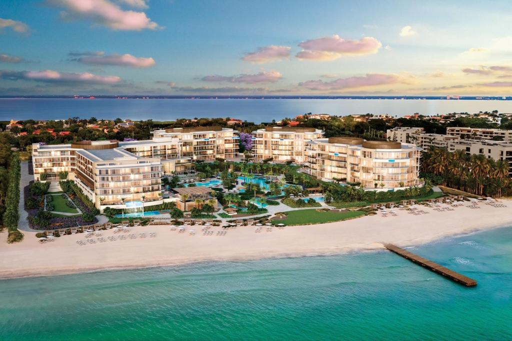 - une vue aérienne sur un complexe sur la plage dans l'établissement The St Regis Longboat Key Resort, à Longboat Key