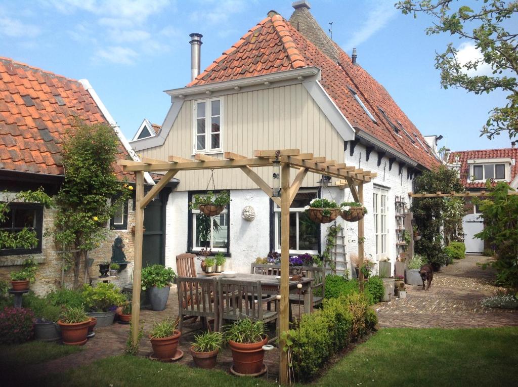 Градина пред Texel lodge