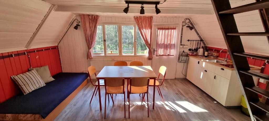 een keuken met een tafel en stoelen in een kamer bij Záruby Resort in Smolenice