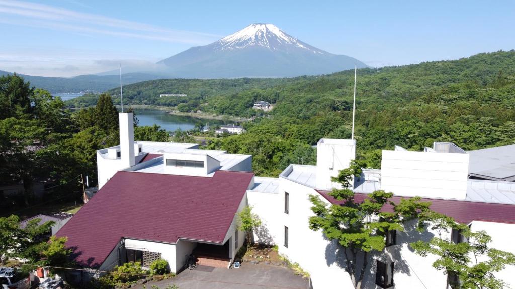 uma vista para uma montanha a partir de uma casa em Rokumeikan Hills em Yamanakako