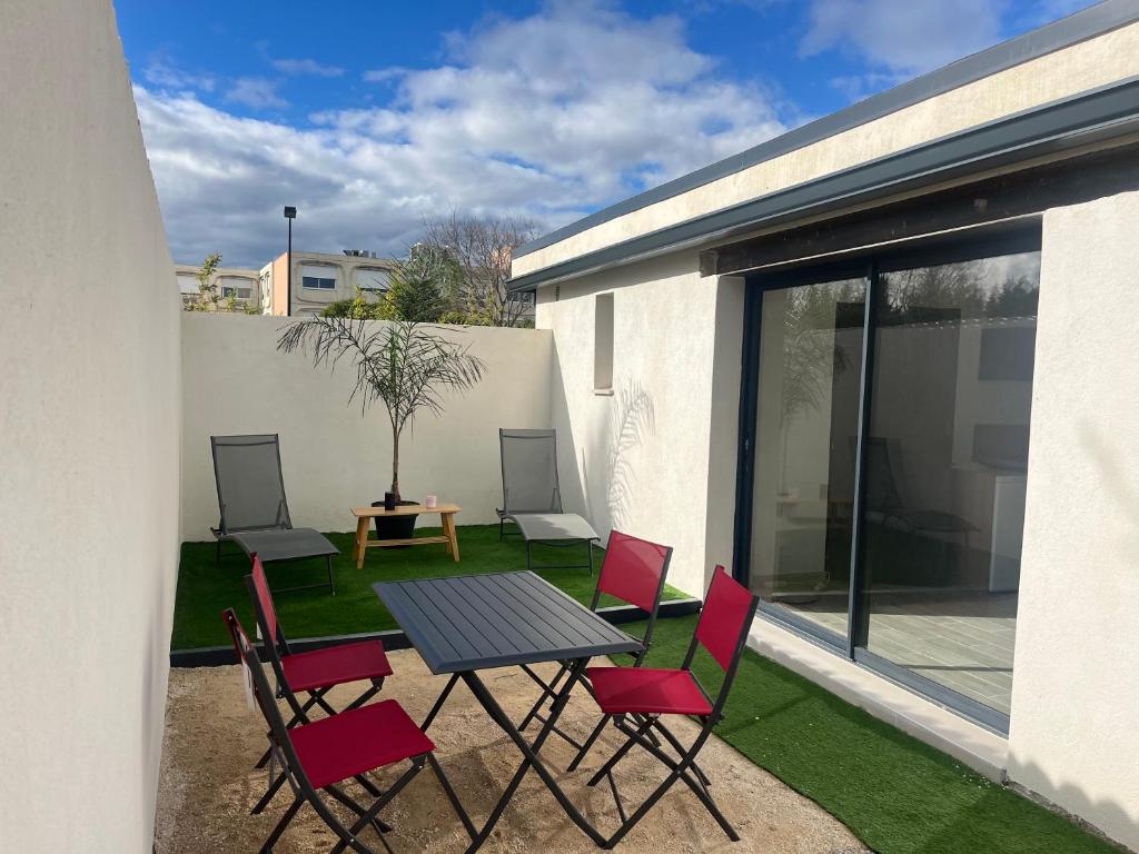 Patio tai muu ulkotila majoituspaikassa Maison de 40m2 avec jardin de 50m2