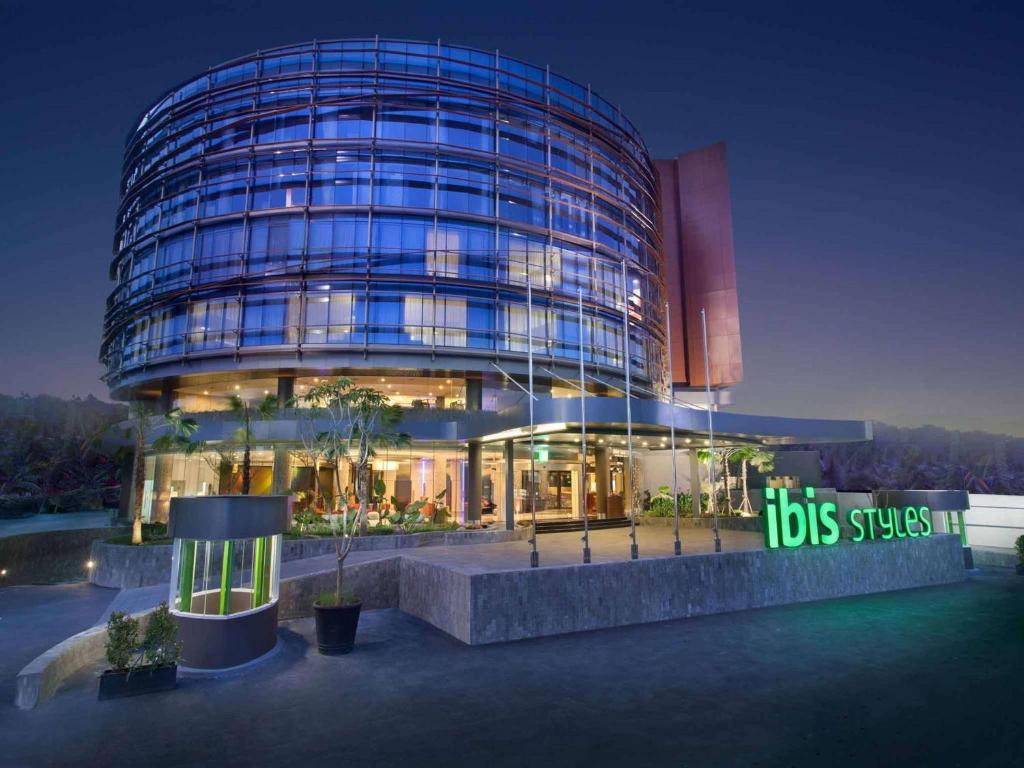 Ibis Styles Jakarta Airport tesisinde veya buraya yakın yüzme havuzu