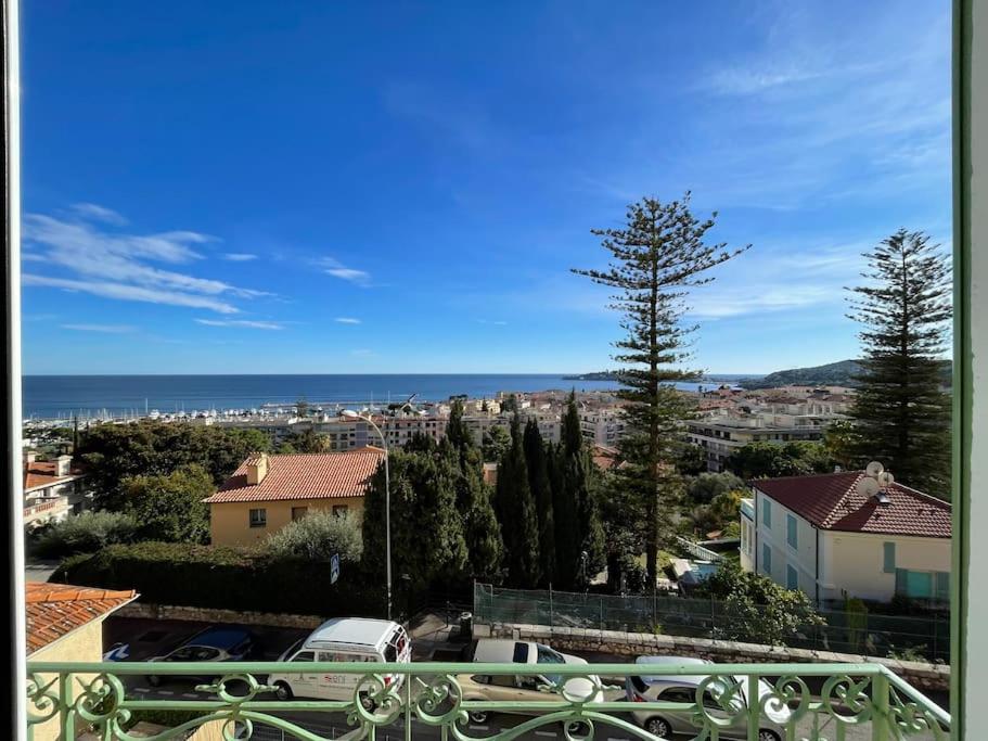 balcone con vista sulla città e sull'oceano. di 5 mn du centre de Beaulieu. a Beaulieu-sur-Mer