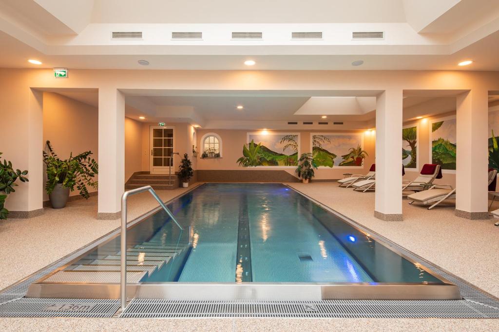 a large swimming pool in a hotel lobby at Hotel Zum Schwarzen Bären in Emmersdorf an der Donau