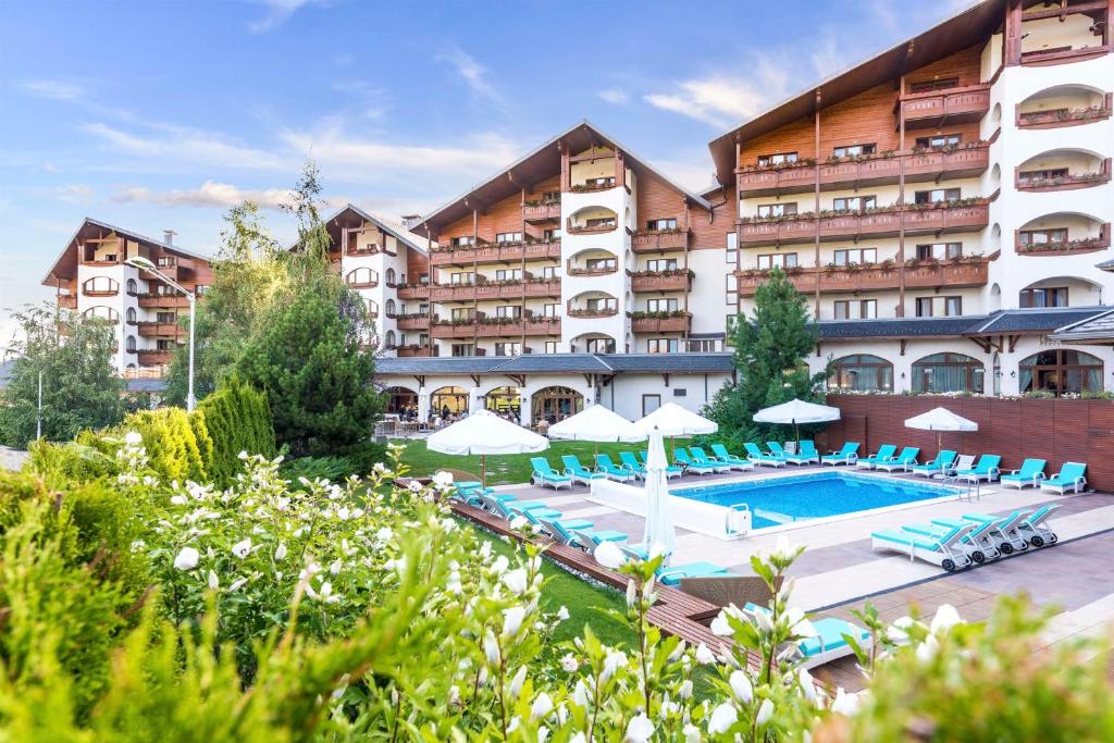 Piscina de la sau aproape de Kempinski Hotel Grand Arena Bansko