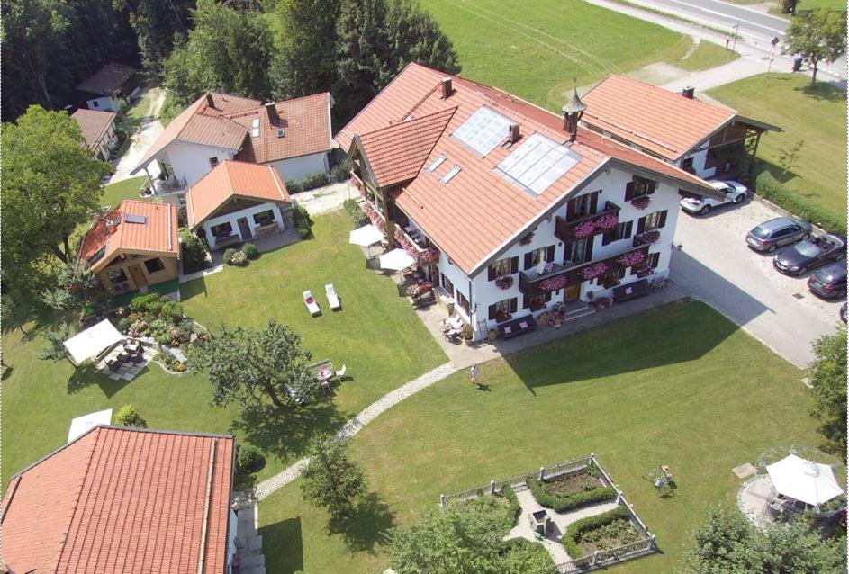 uma vista aérea de uma grande casa com um quintal em Ferienwohnung Lechner em Bernau am Chiemsee