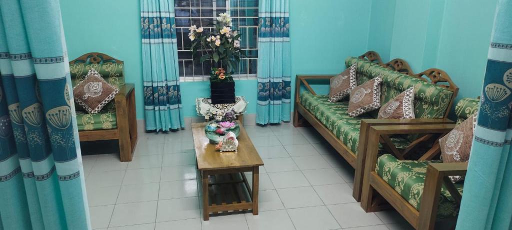 een woonkamer met 2 banken en een tafel bij Zuned Homes Sylhet in Sylhet