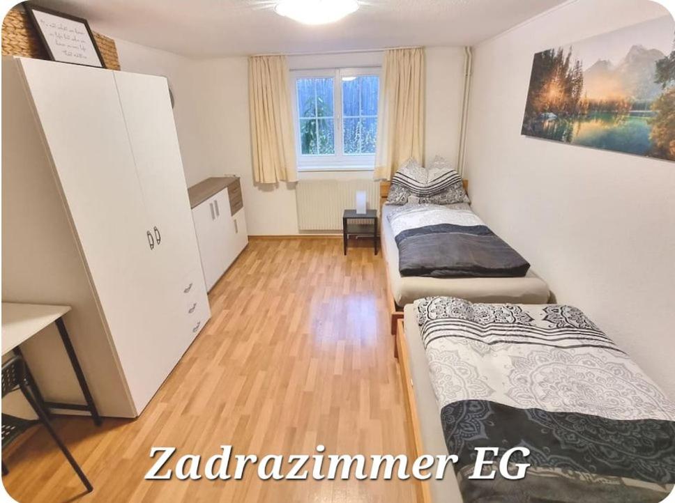 um quarto com duas camas e uma secretária em ZADRA Home em Dornbirn