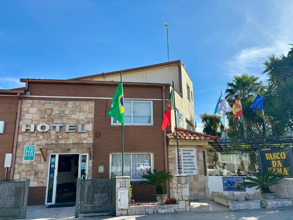 un hotel con bandiere di fronte di Hotel Vasco Da Gama a Sabaris