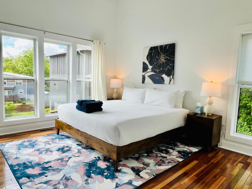 um quarto com uma cama com uma mala em Moonlight Ridge em Asheville