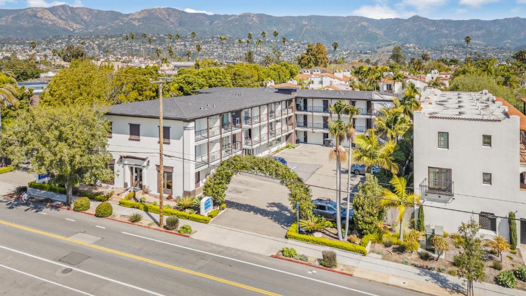 uma vista aérea de um grande edifício branco em Avania Inn of Santa Barbara em Santa Bárbara