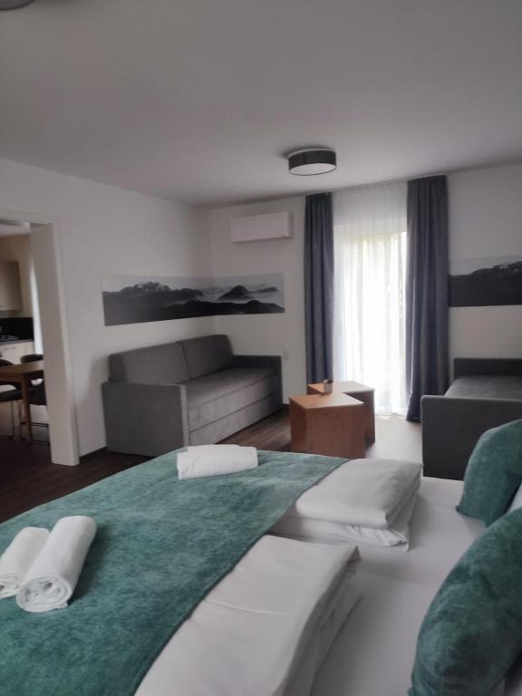 um quarto de hotel com duas camas e um sofá em Hotel & Appartements Nice Garni em Ichenhausen