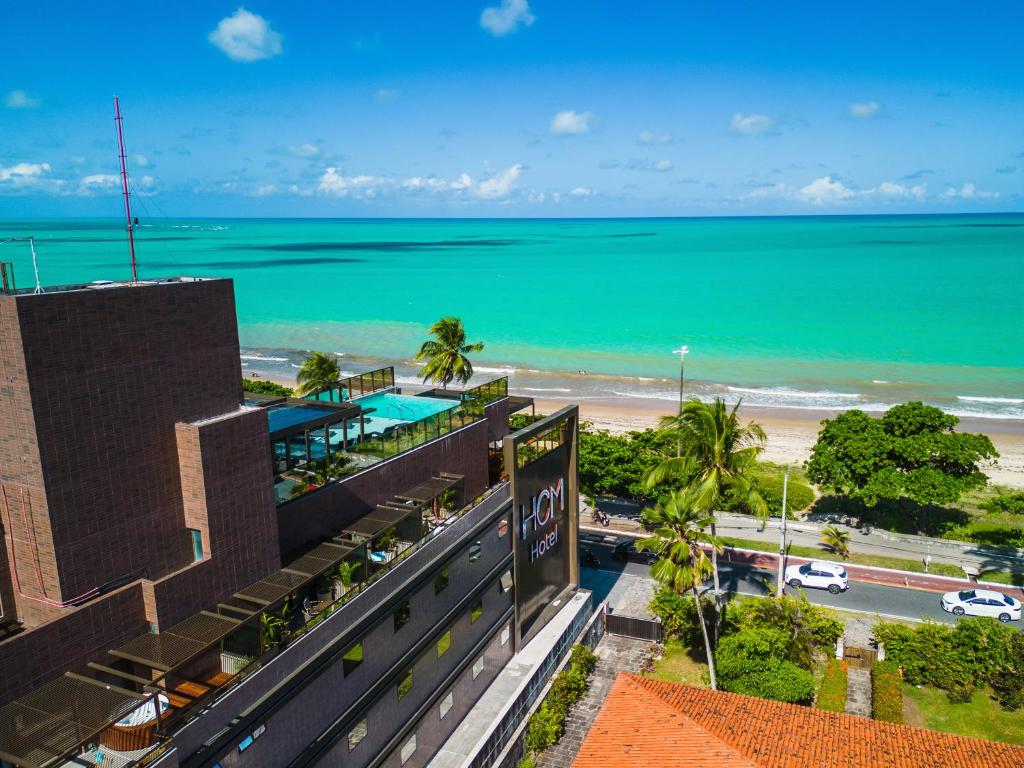 uma vista para a praia a partir de um edifício em HCM - Hotel Corais de Manaira em João Pessoa