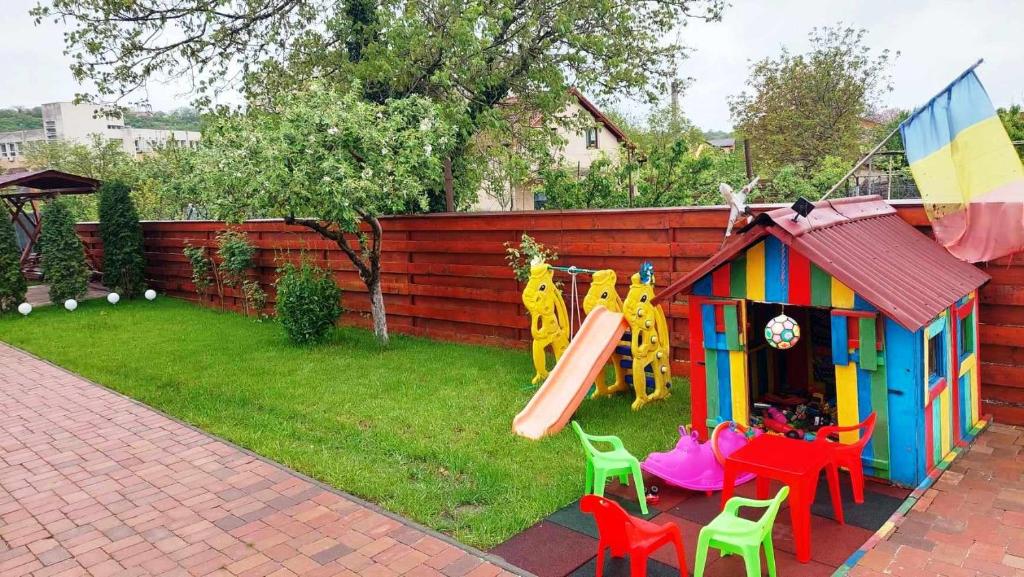 un parque infantil con tobogán y una casa de juegos en Casa SOL, en Turda