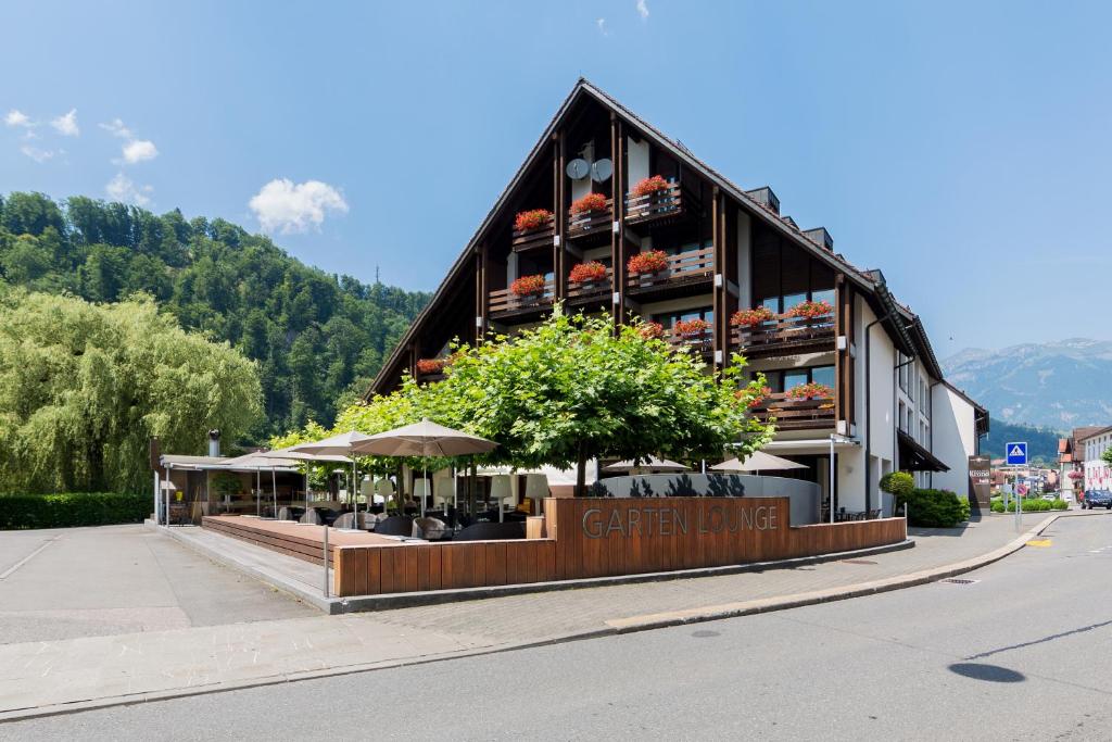 un bâtiment avec un arbre en face dans l'établissement Hotel Krone Sarnen, à Sarnen