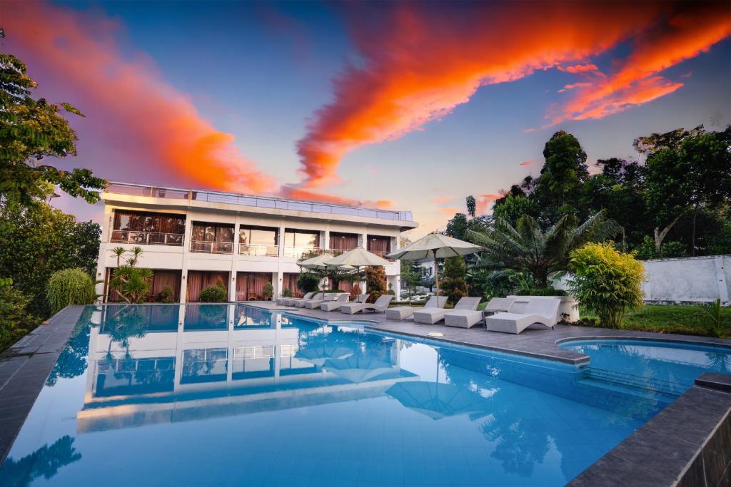 un'immagine di una casa con piscina di Nirvana Hotel Resort Tetebatu a Tetebatu