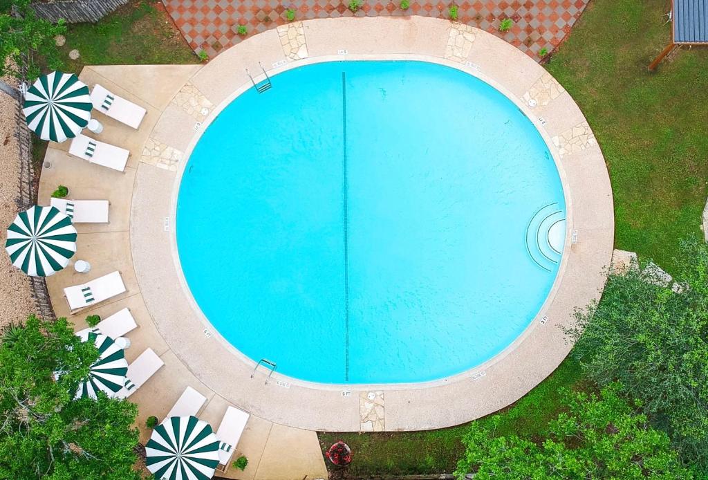 uma vista sobre uma grande piscina azul em The Meyer Hotel em Comfort