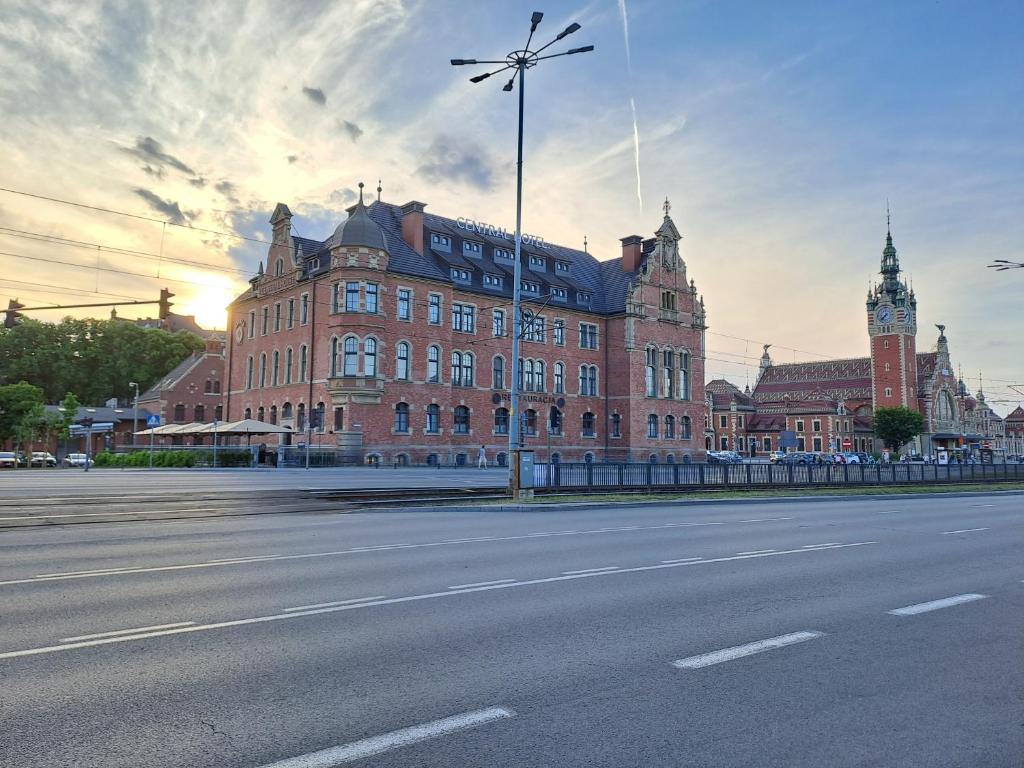 duży ceglany budynek po stronie ulicy w obiekcie Craft Beer Central Hotel w Gdańsku