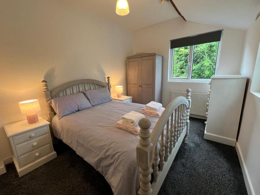 Tempat tidur dalam kamar di Stunning 2 bed flat in central Canton, Cardiff