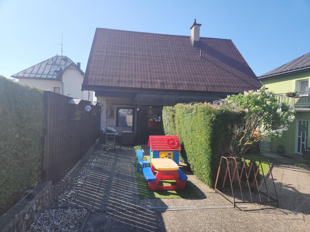 un train de jouets pour enfants devant une maison dans l'établissement Krkonošská Chaloupka Srdcovka, à Vrchlabí