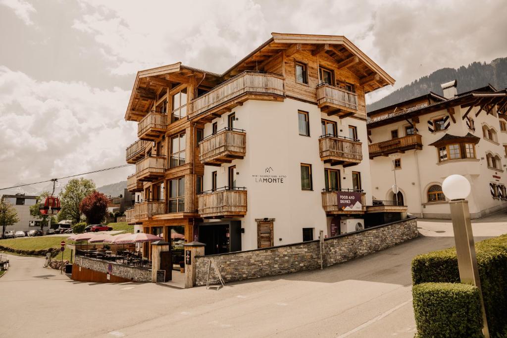 un edificio con balcones de madera en un lateral en LaMonte Luxury Apartments en Kitzbühel