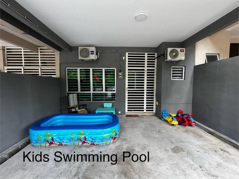 Habitación con piscina infantil en una habitación en Matsurika Guest House - Kulim, en Kulim