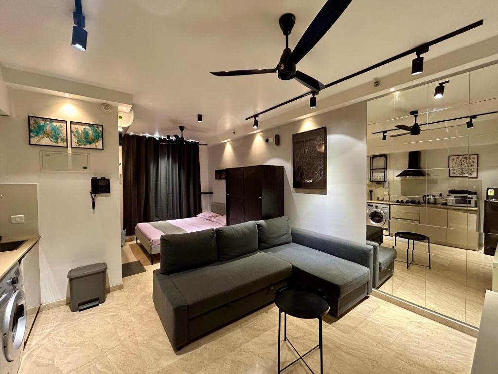 Nhà bếp/bếp nhỏ tại American studio apartment in Hiranandani thane