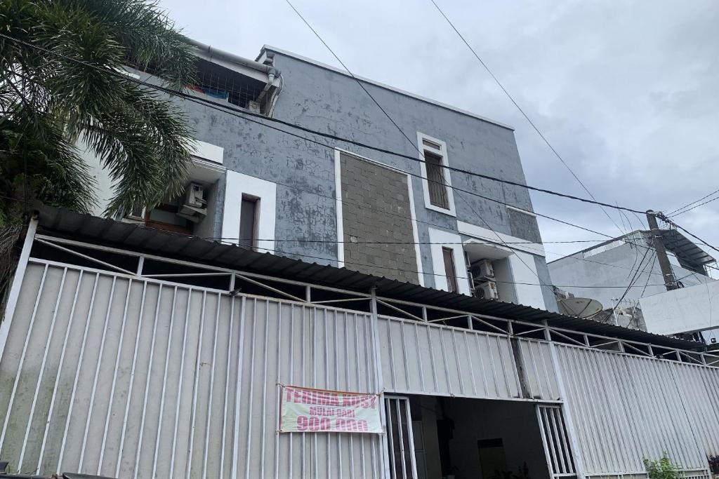 un edificio con un cartel en el costado en OYO 94115 Pondok Sahabat Vianty en Pakato