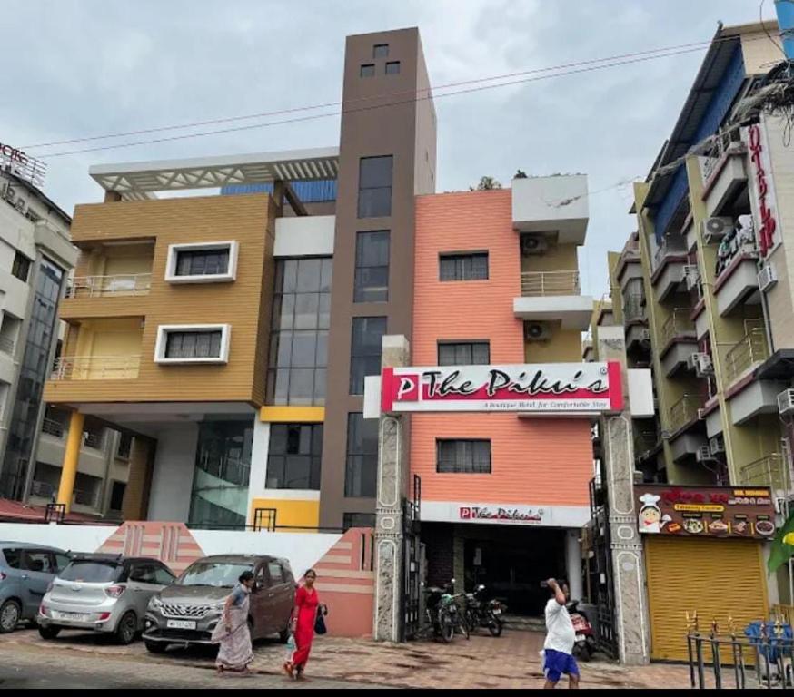 personas caminando frente a un edificio con una pizzería en The Piku's en Digha