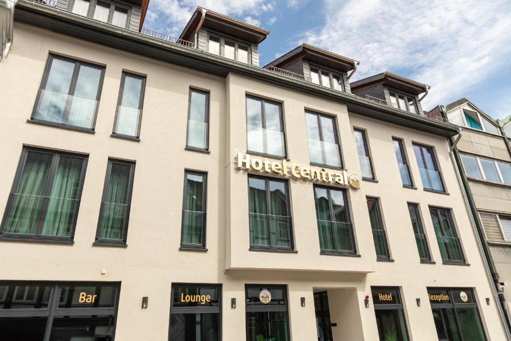 un gran edificio blanco con un cartel. en Central Hotel & Lounge Adult Only en Goslar