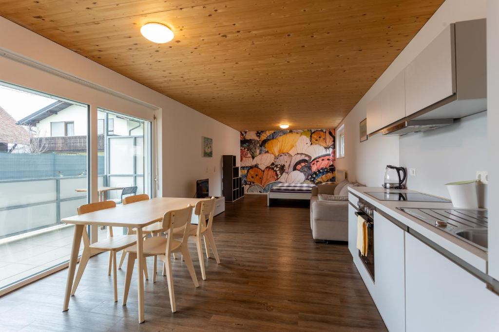 una cucina e una sala da pranzo con tavolo e sedie di FLEXhome your central, calm and cosy place in Dornbirn a Dornbirn