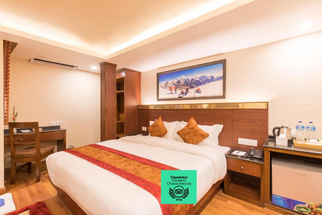 um quarto de hotel com uma cama grande e uma secretária em Thamel Boutique Hotel em Kathmandu