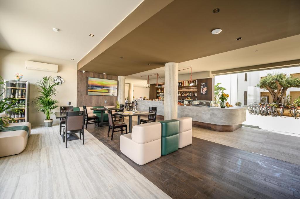 - un hall d'un restaurant avec des tables et des chaises dans l'établissement Baitan Hotel, à Marsala