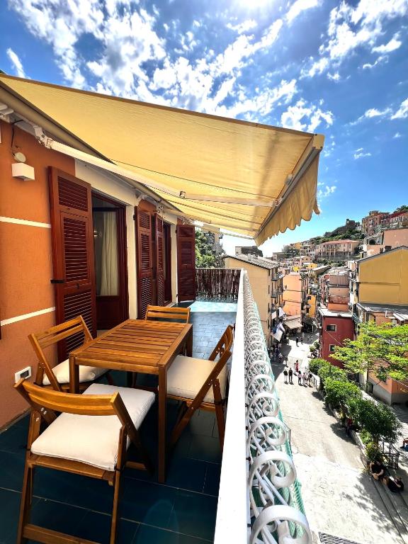 een patio met een tafel en stoelen op een balkon bij Casa Camilla in Riomaggiore