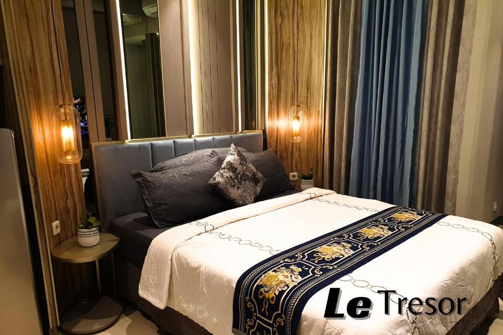 Giường trong phòng chung tại Le Tresor Benson Apartment at Supermal Pakuwon