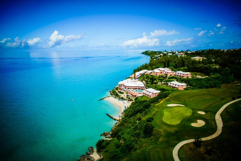 una vista aérea de un complejo junto al agua en Pompano Beach Club en Southampton