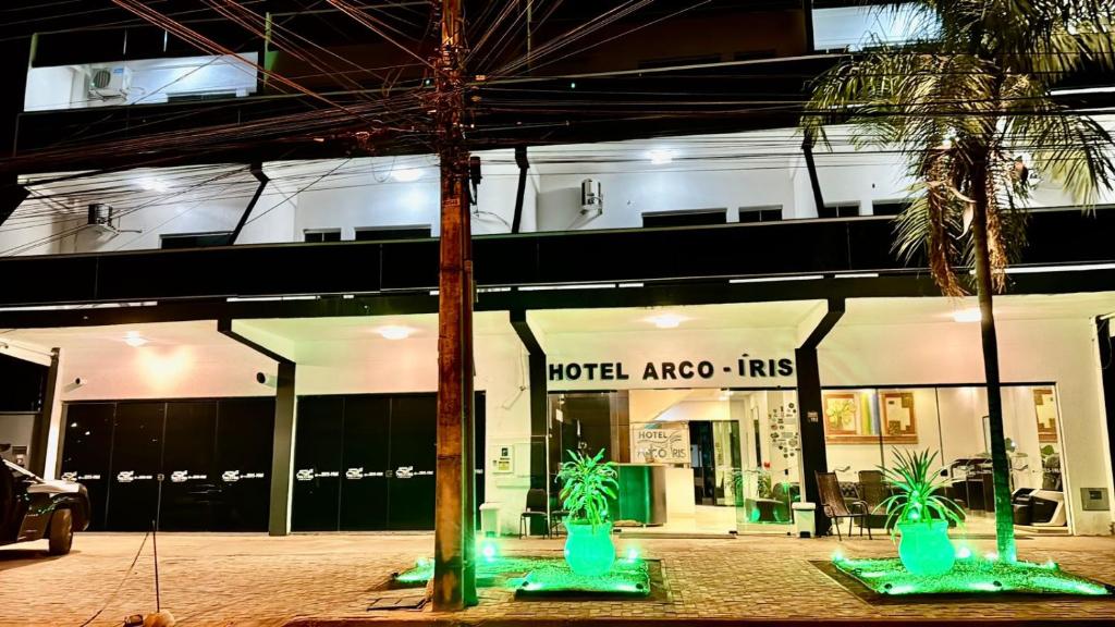 Hotel Arco Iris Palmas في بالماس: فندق فيه نخلتين امام مبنى