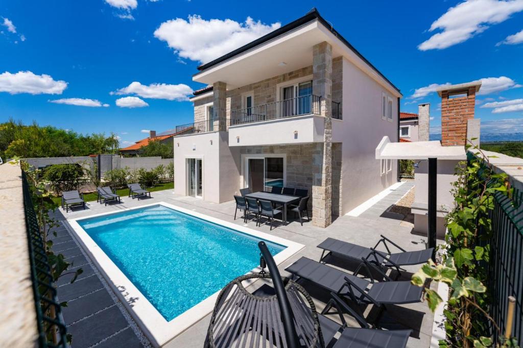 The swimming pool at or close to Casa Coral